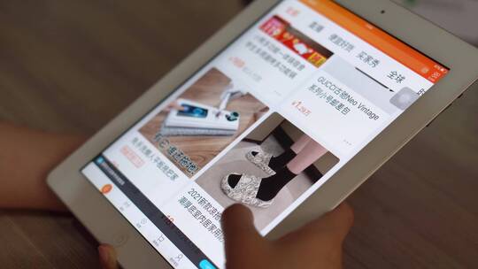平板电脑上网浏览商品淘宝购物