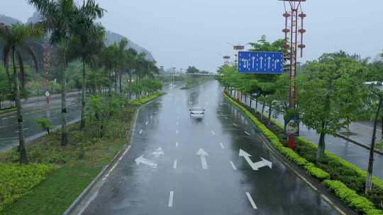 雨中景观大道行驶的小车