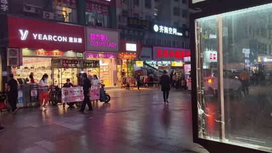 城市夜晚街景人流房屋商铺灯火通明