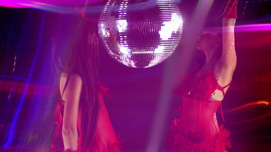 女性在迪斯科舞厅跳舞视频素材模板下载