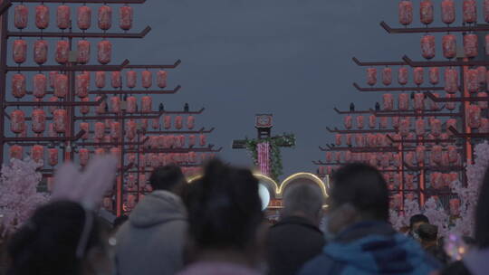 北方夜景逛夜市人群