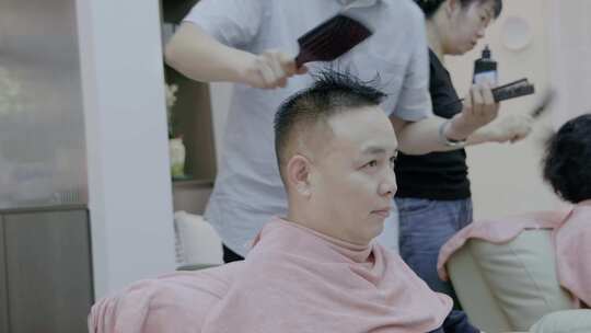 男子在理发店染发视频素材模板下载