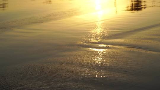 金色沙滩阳光海水潮水浪花海滩唯美海边夕阳