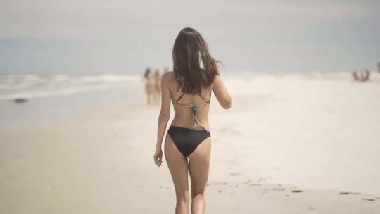 沙滩上穿比基尼的美女视频素材模板下载