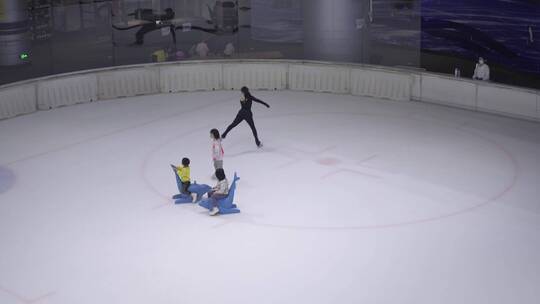 滑冰场孩子们练习滑冰视频素材模板下载
