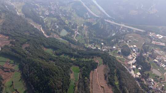 4k无人机航拍自然风光 掠过山峰看村庄