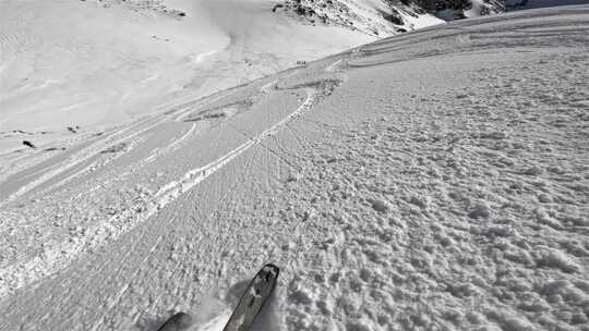 冬季山区自由滑雪偏远地区肾上腺素运动