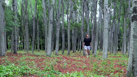 4K升格行走在茂密的树林间游玩的东方女性