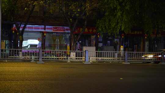 夜晚城市道路车流交通马路车来车往街景夜景