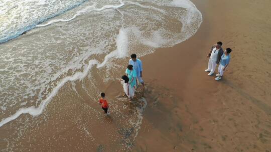 一家人在海边散步