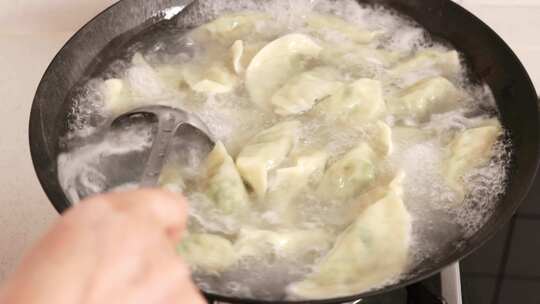 煮饺子特写镜头 大锅下饺子 过年饺子