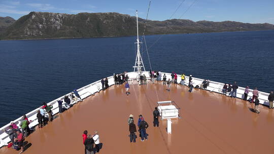 智利乘客聚集在船首的时间流逝