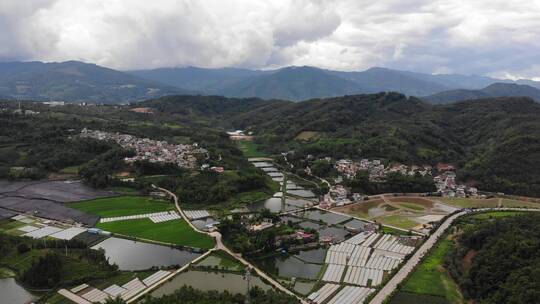 山区农村依山傍水农家鱼塘小院航拍