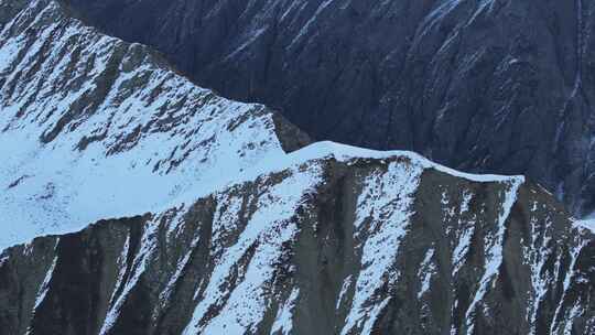 航拍雅拉雪山