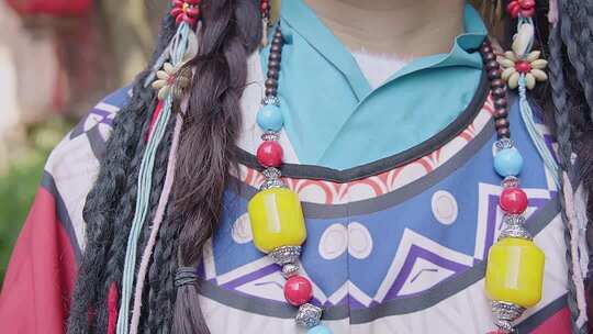 4K藏族传统服饰玛瑙石项链特写