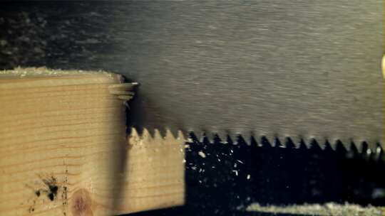 锯子切割木材电钻在木材上钻孔特写