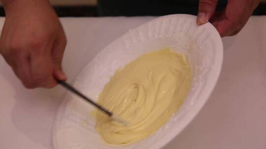 面粉和面平底锅刷油烙千层饼