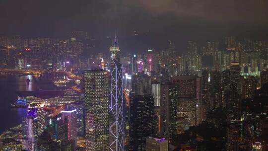 多云之夜的香港城市景观