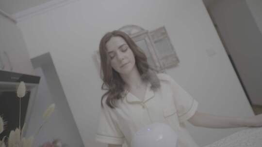 居家女性操作香薰机场景