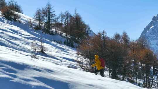 实拍登雪山画面