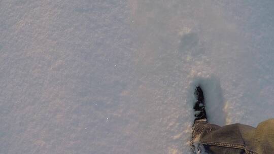 男子在雪地上行走