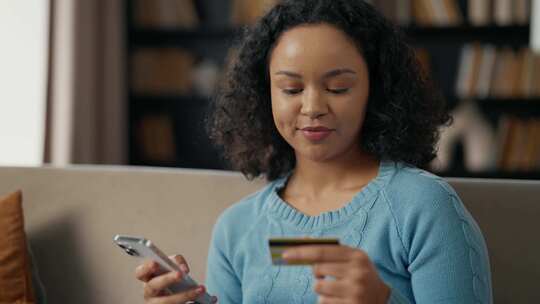 进行在线支付的非裔美国妇女年轻女孩使用信