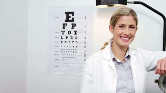 美丽的验光师站在眼科诊所