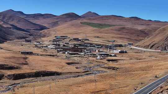 航拍川西高原村庄公路草原