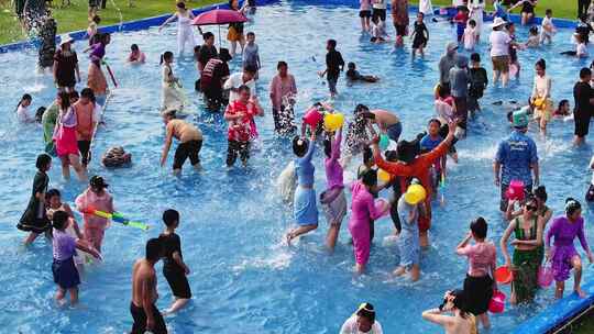 夏天假日里泼水节戏水狂欢