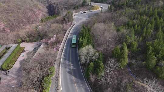 俯瞰山道行车大巴车