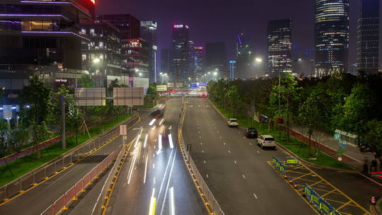 延时拍摄夜晚道路上的汽车