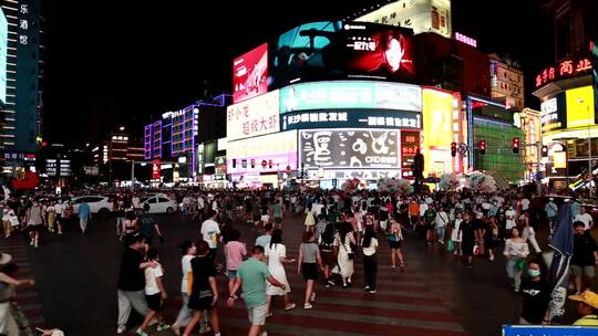 十字路口IFS五一广场夜景人来人往