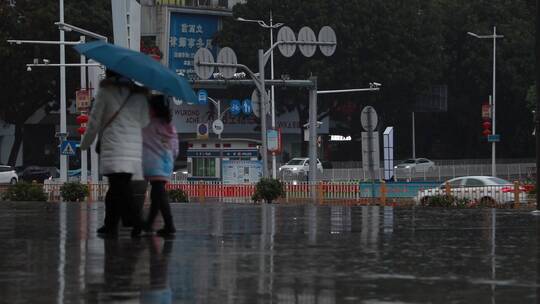 雨中的城市路口