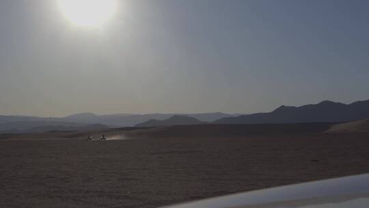 在沙漠中驾驶越野车