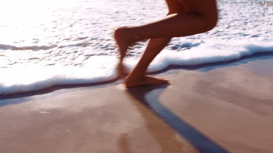 女孩在沙滩上散步，留下美丽脚印视频素材模板下载