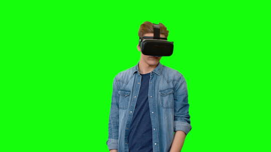 年轻人体验虚拟现实技术