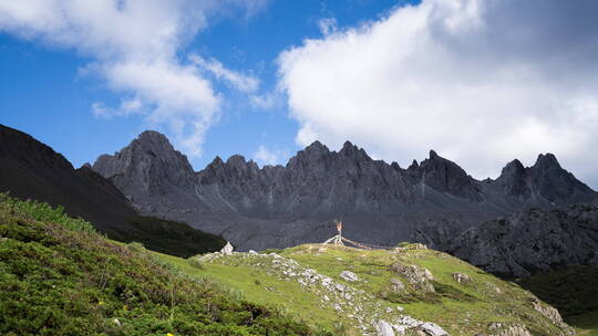 云南香格里拉阿布吉山峰