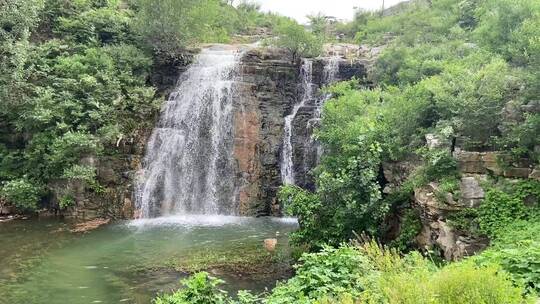 济南雨后佛峪沟瀑布流水，游人近郊玩水地