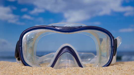 海滩上的浮潜面罩视频素材模板下载