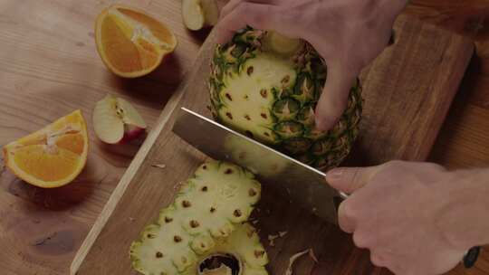 切菠萝削菠萝皮