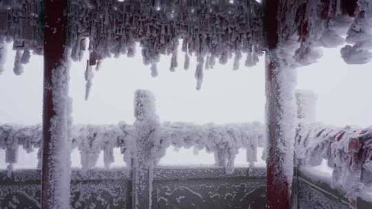 河南老君山景区大雪寒风中冰冻的祈福牌