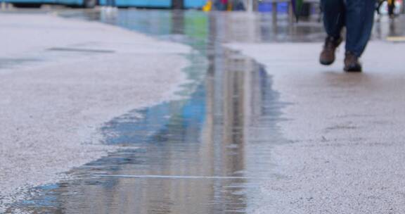 雨滴落在路面上的特写