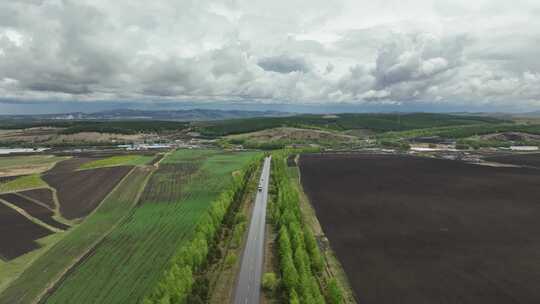 林区公路上行驶的汽车国道道路