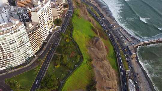 秘鲁米拉弗洛雷斯区利马海岸的无人机镜头。朝南。住宅建筑