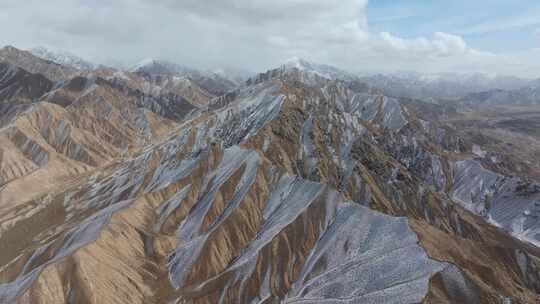 航拍青海德马高速旁的巴颜喀拉山谷