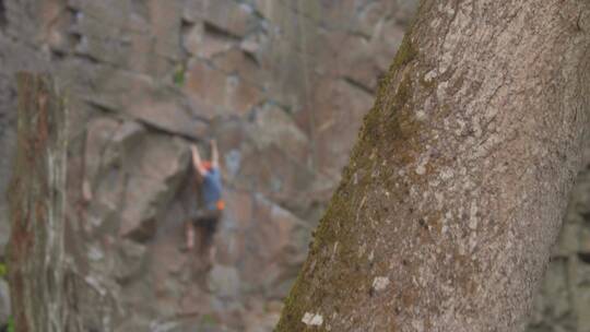 攀登岩石山的人