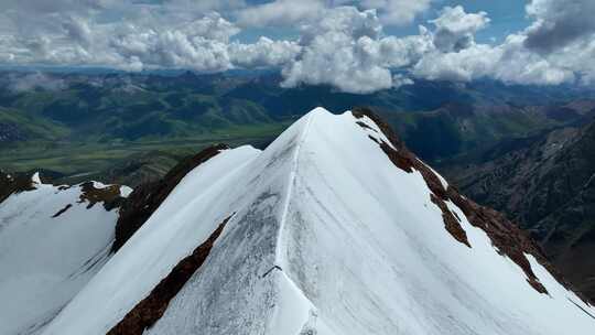 航拍四川甘孜沙鲁里山脉尼登贡嘎雪山