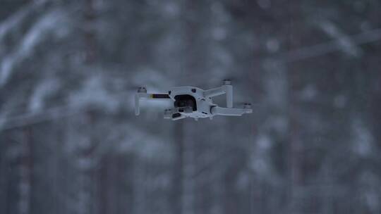 一架mini无人机上升的镜头