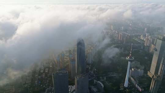 城市上空航拍 早晨云海 云雾笼罩的建筑