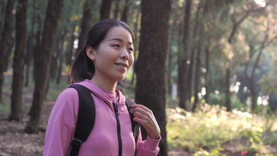 亚洲中国人女性森林树林旅游拿望远镜看风景